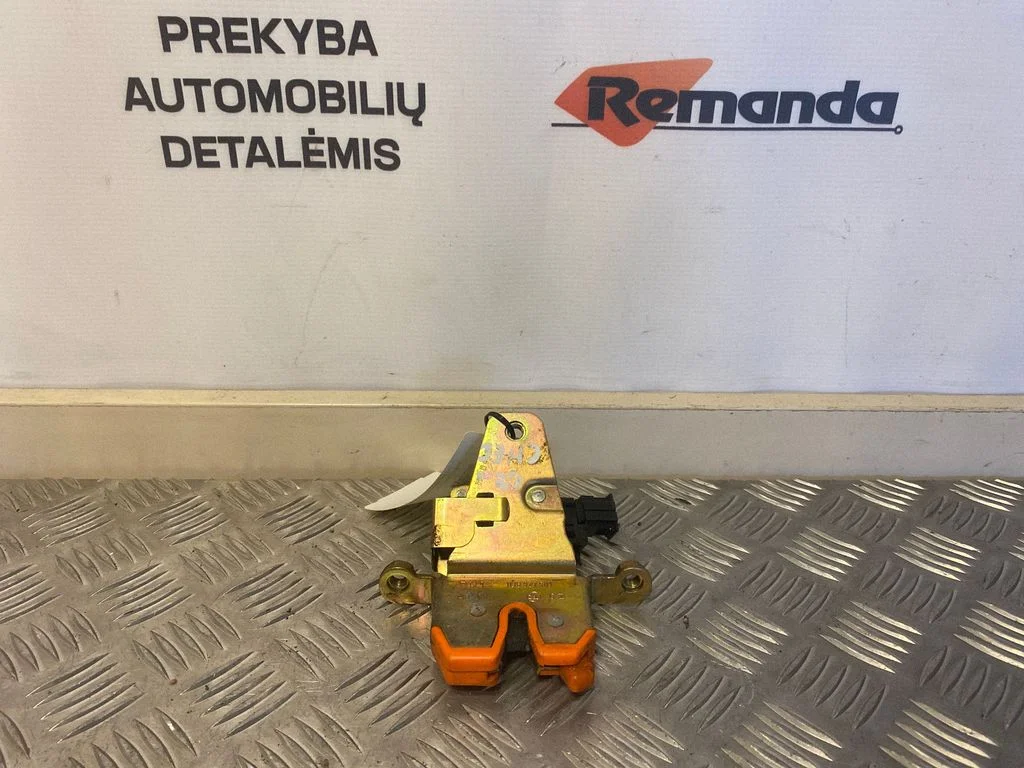 Aizmugurējā vāka slēdzene 1U6827501