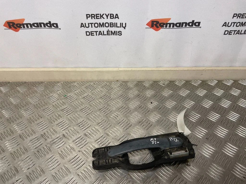 Klamka zewnętrzna drzwi przednich – prawy przód