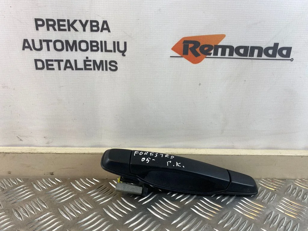Ārējais atvēršanas rokturis – priekšējā kreisā