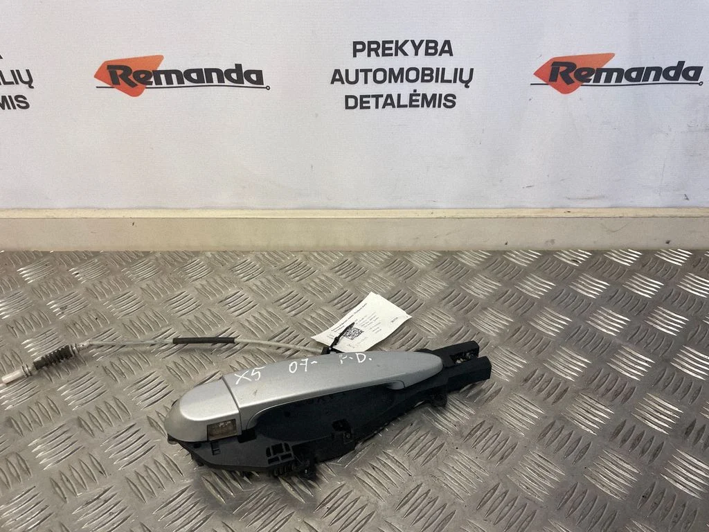 Klamka zewnętrzna drzwi przednich – prawy przód