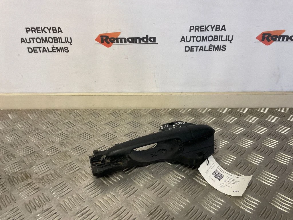 Ārējais atvēršanas rokturis – priekšējā kreisā
