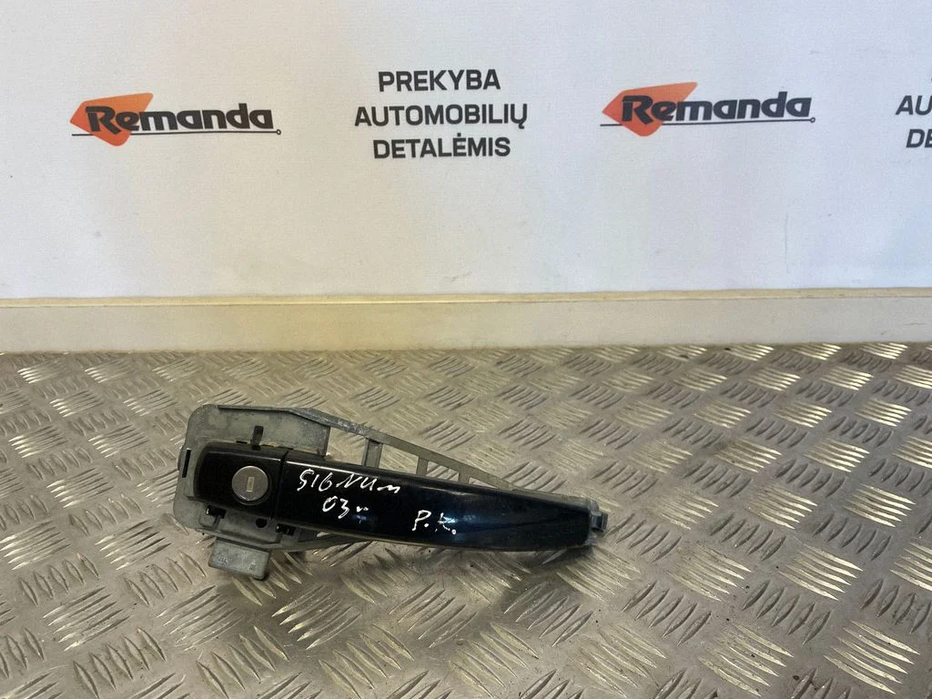Ārējais atvēršanas rokturis – priekšējā kreisā