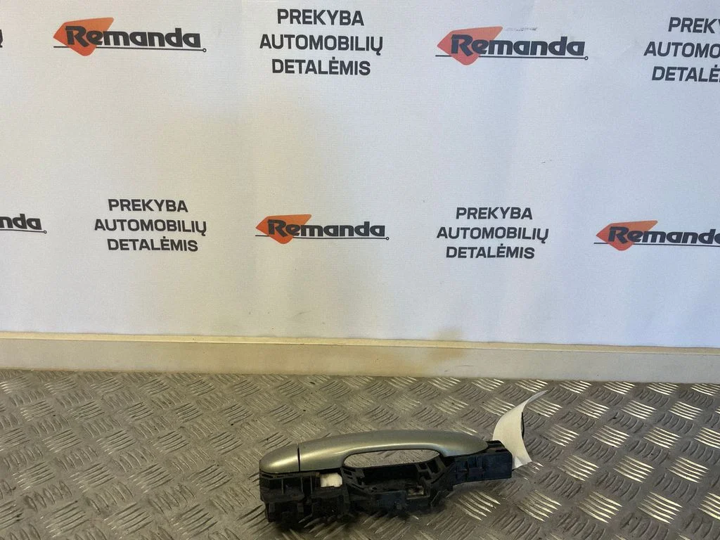 Ārējais atvēršanas rokturis – priekšējā labā