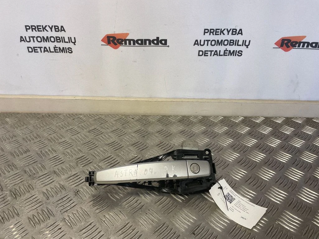 Ārējais atvēršanas rokturis – priekšējā kreisā