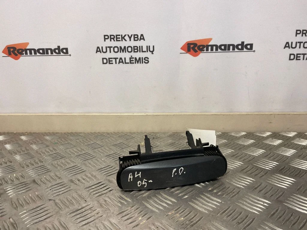 Front door exterior handle – front right