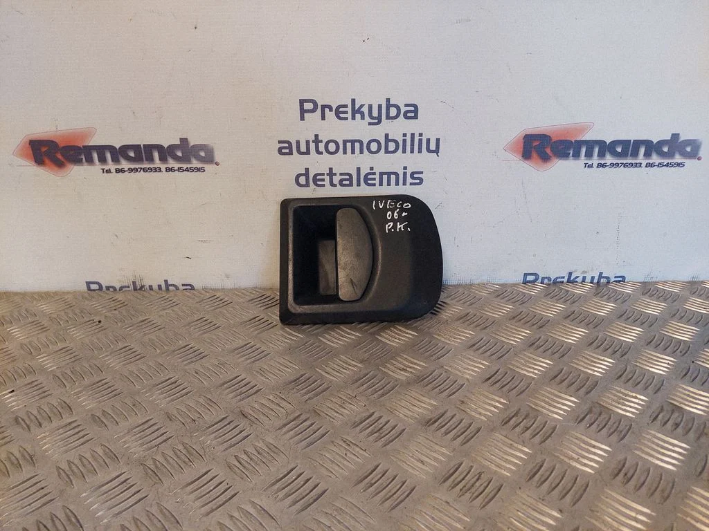 Ārējais atvēršanas rokturis – priekšējā kreisā