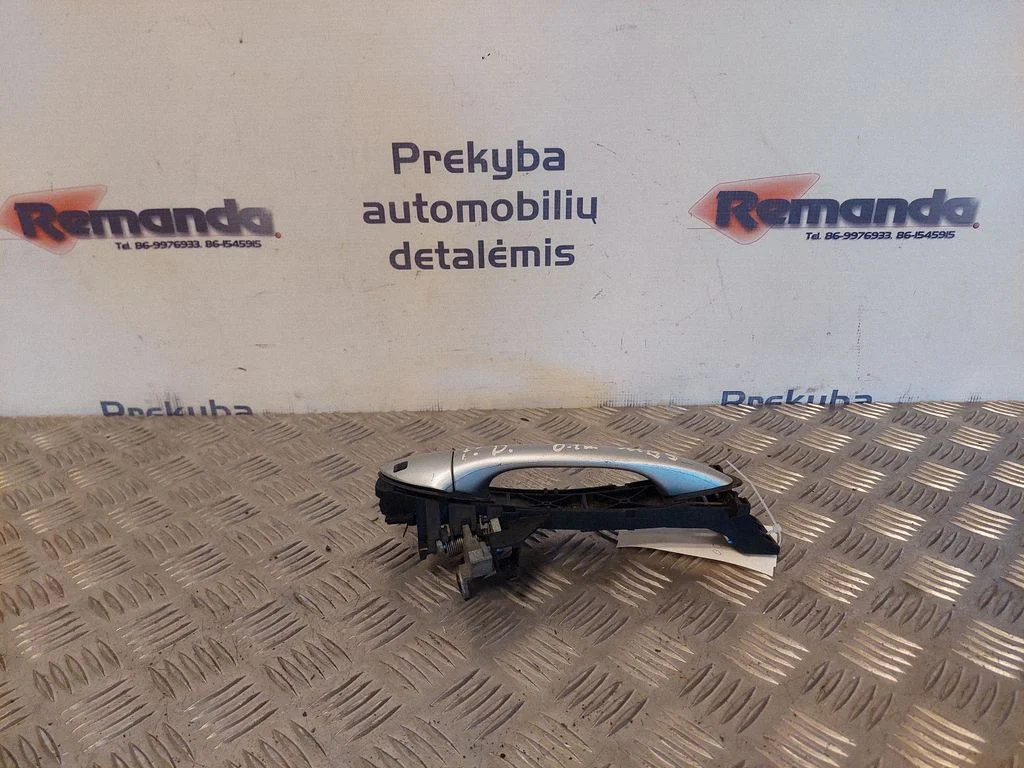 Ārējais atvēršanas rokturis – priekšējā labā
