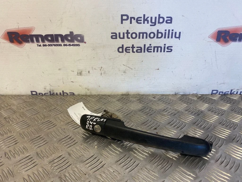 Klamka zewnętrzna drzwi przednich – prawy przód