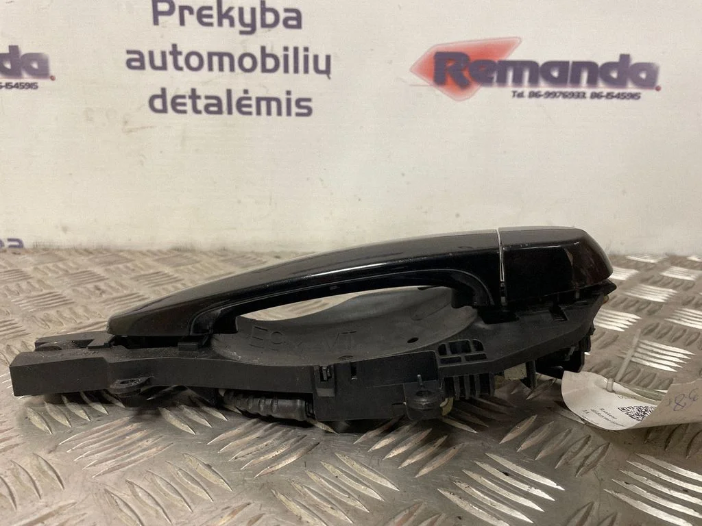 Ārējais atvēršanas rokturis – priekšējā kreisā