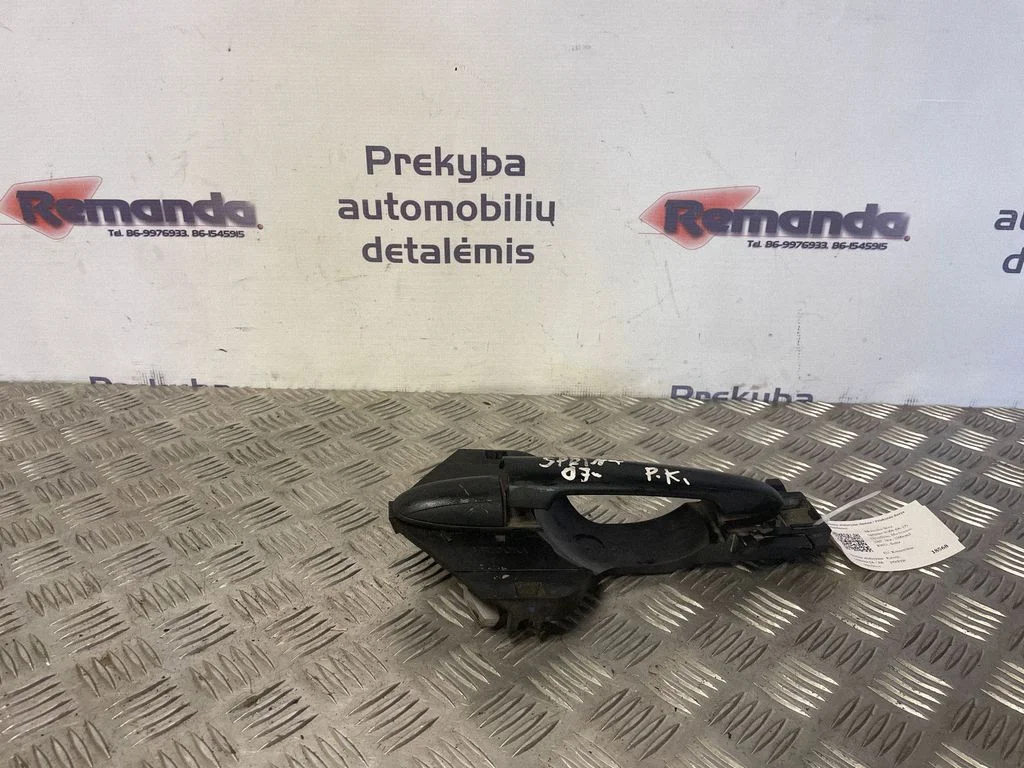 Ārējais atvēršanas rokturis – priekšējā kreisā