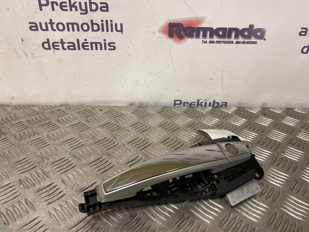 Ārējais atvēršanas rokturis – priekšējā labā