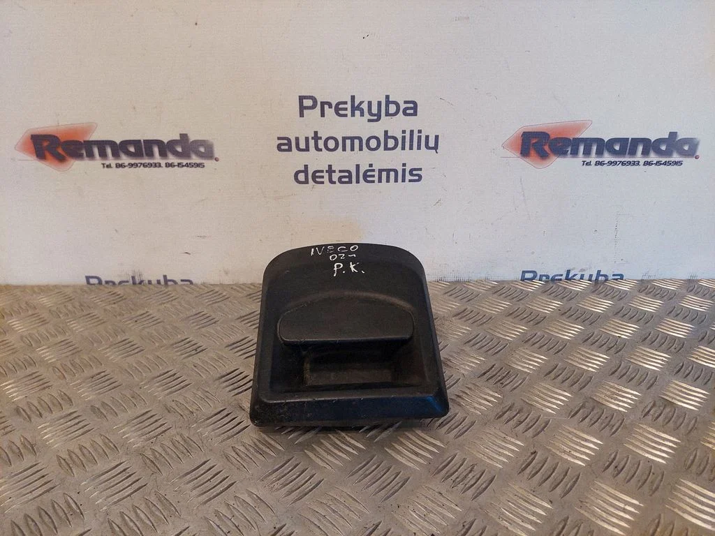 Ārējais atvēršanas rokturis – priekšējā kreisā