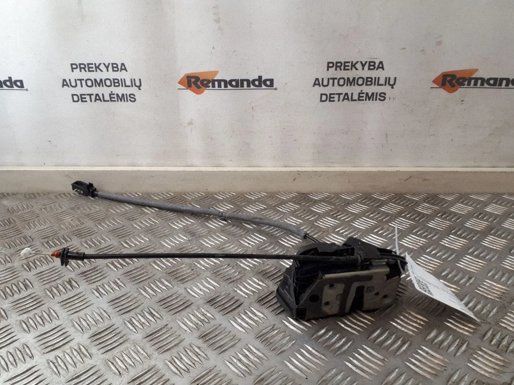 Priekšējo durvju slēdzene BM5AA21812