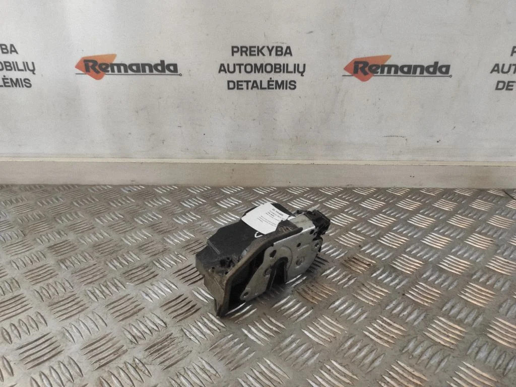 Priekšējo durvju slēdzene 7276682