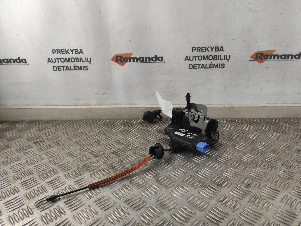 Priekšējo durvju slēdzene 4E1837015