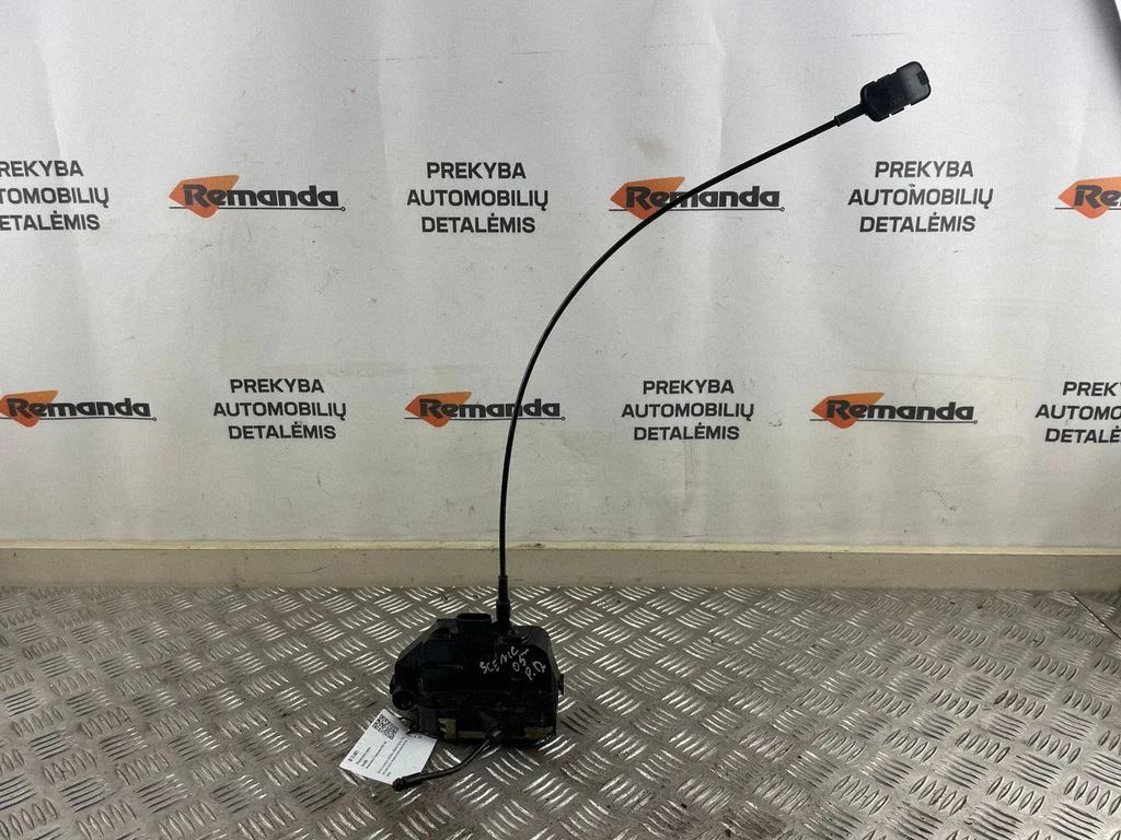 Priekšējo durvju slēdzene – priekšējā labā