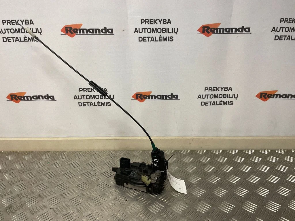 Priekšējo durvju slēdzene – priekšējā labā