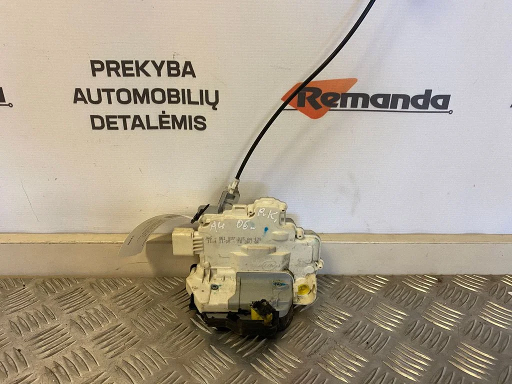 Priekšējo durvju slēdzene 8E1837015AA