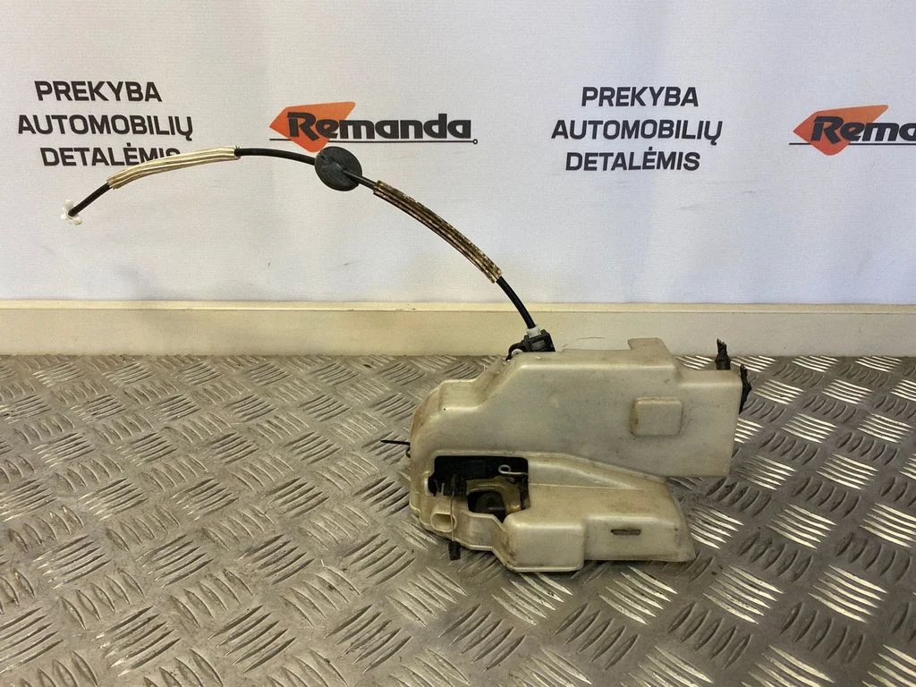 Priekšējo durvju slēdzene 7L6837085