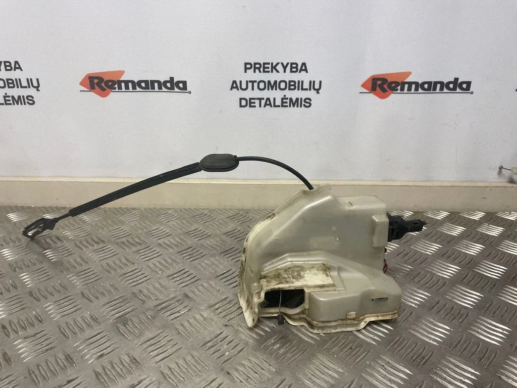 Priekšējo durvju slēdzene – priekšējā labā