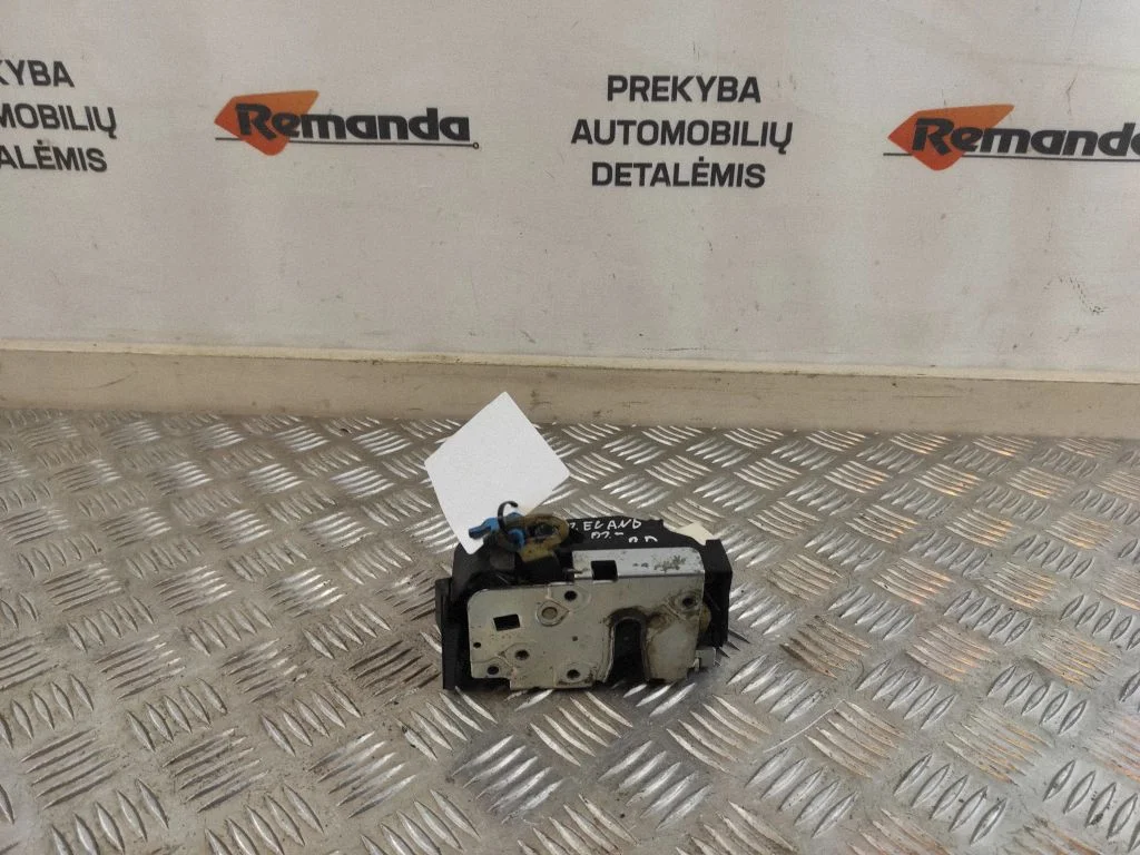 Priekšējo durvju slēdzene – priekšējā labā