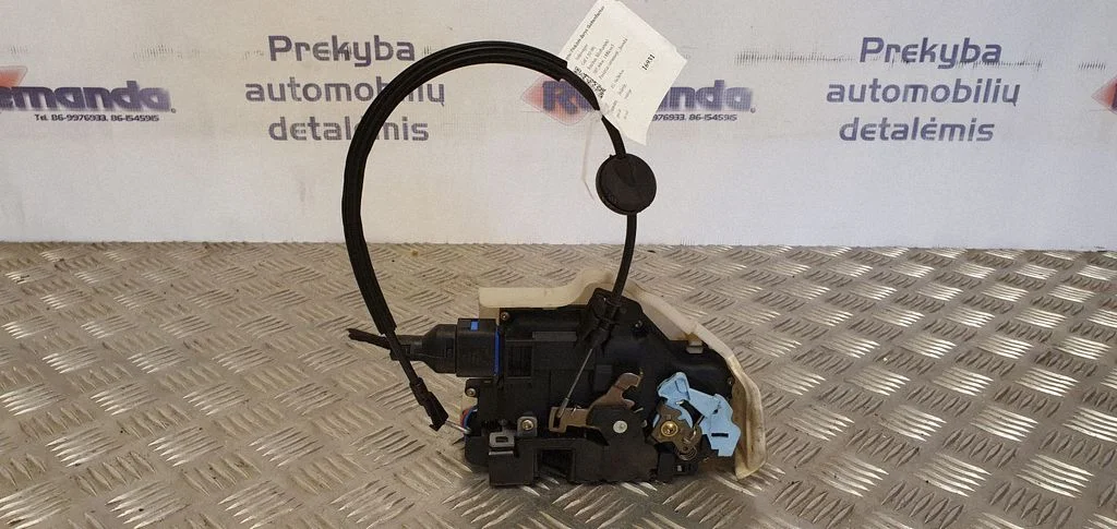 Priekšējo durvju slēdzene – priekšējā labā