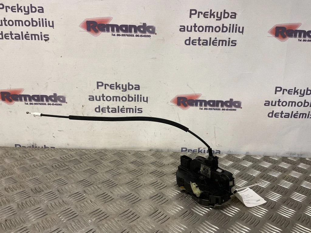 Priekšējo durvju slēdzene – priekšējā labā