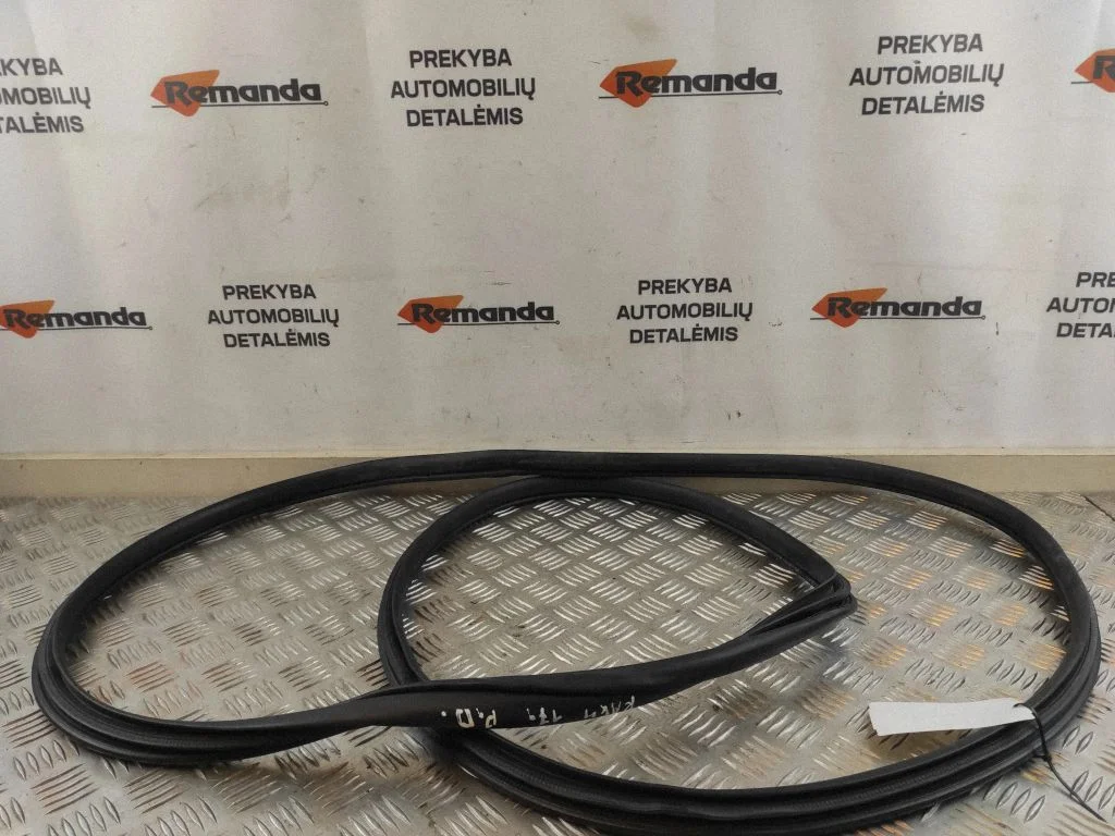 Front door rubber seal – front right