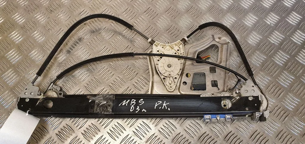 Front door window regulator with motor A2207200346