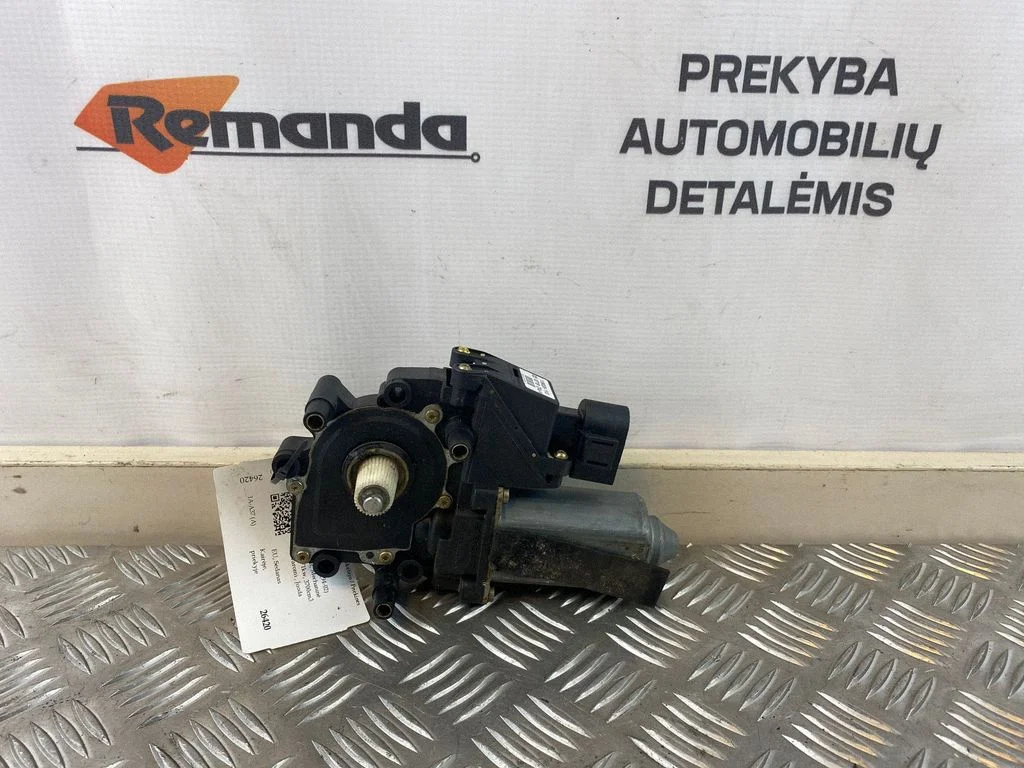 Front door window regulator motor – Audi A8 S8 D2 4D (1994-2002)