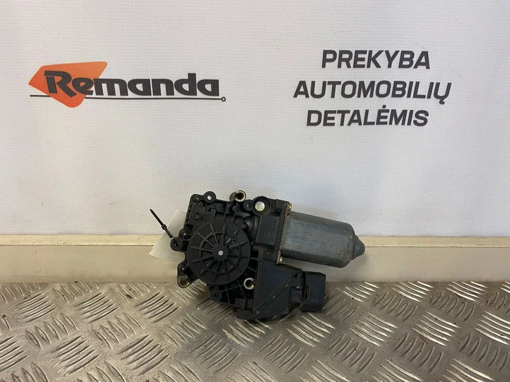 Priekšējā loga pacēlāja motoriņš 4D0959801