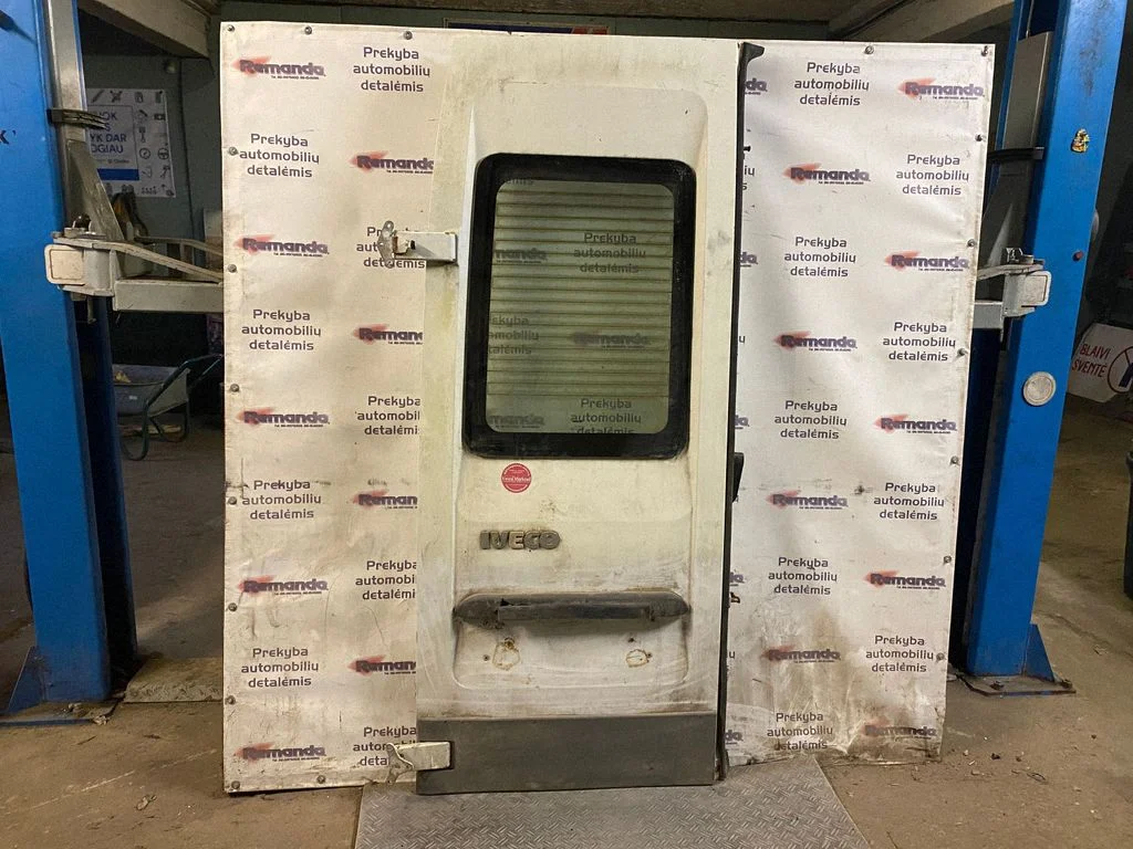 Rear door – rear left