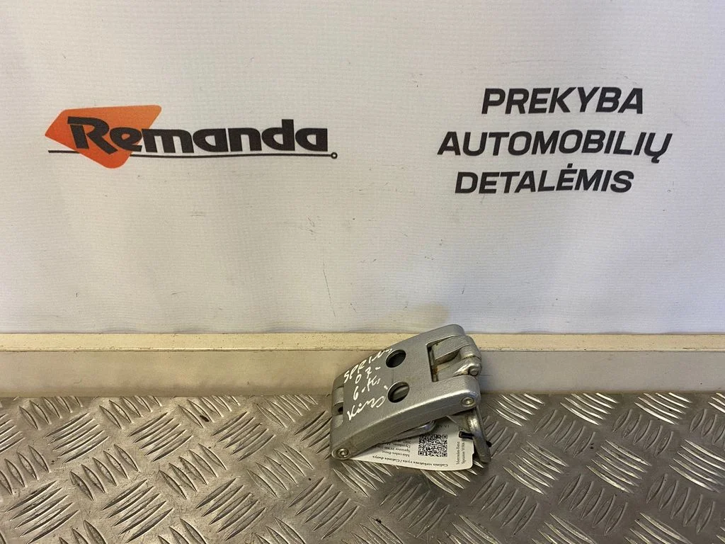 Rear door upper hinge A9067400037