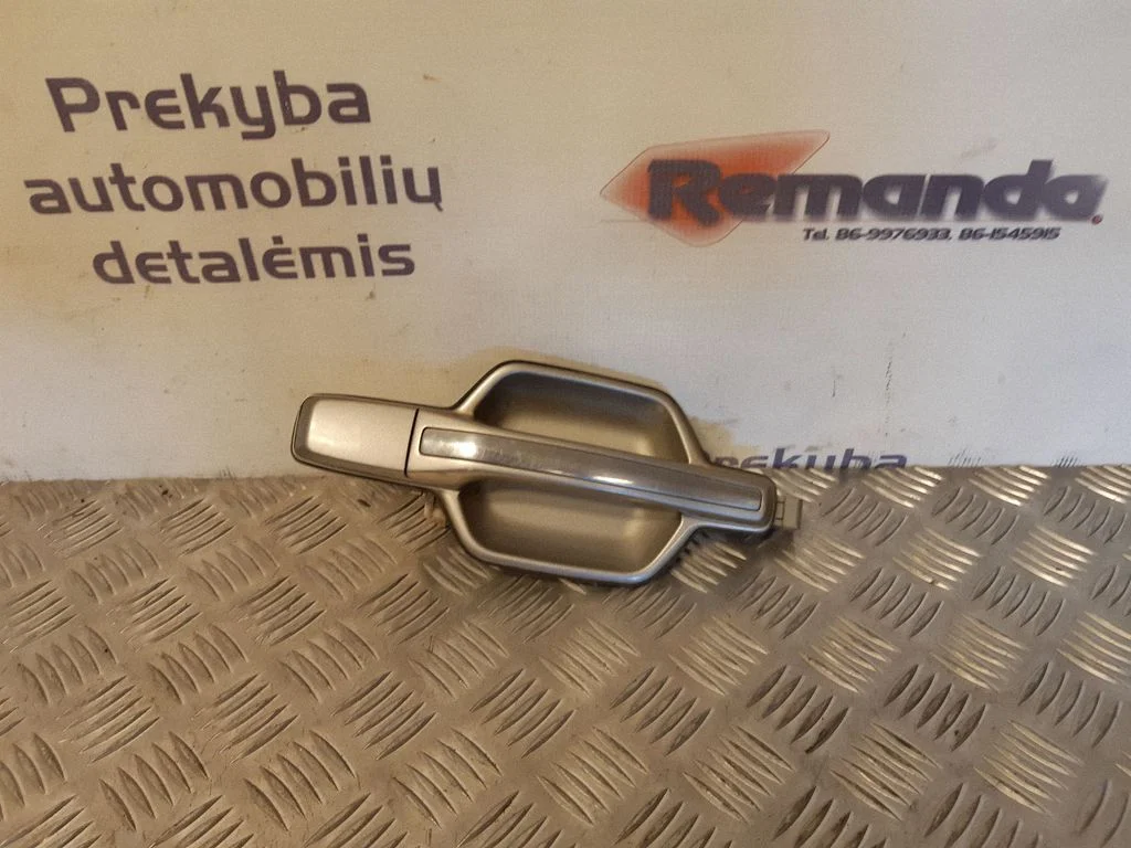 Aizmugurējo durvju ārējais atvēršanas rokturis – kreisā