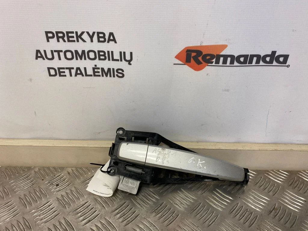Aizmugurējo durvju ārējais atvēršanas rokturis – aizmugurējā kreisā