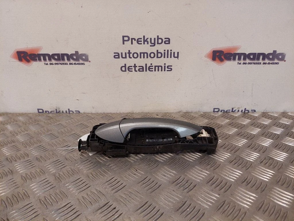 Aizmugurējo durvju ārējais atvēršanas rokturis A358601