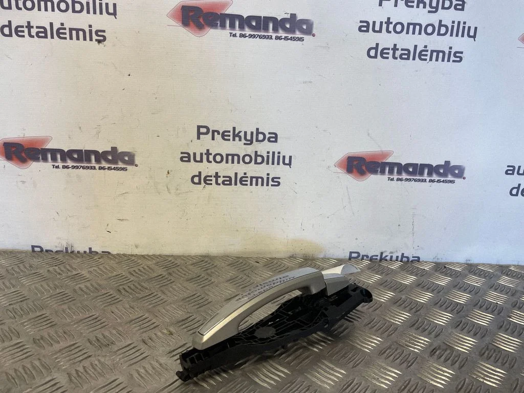 Aizmugurējo durvju ārējais atvēršanas rokturis – aizmugurējā kreisā