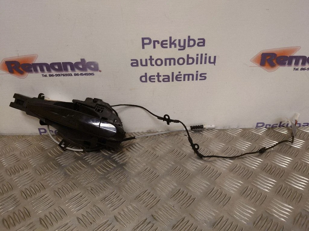 Aizmugurējo durvju ārējais atvēršanas rokturis 7331740
