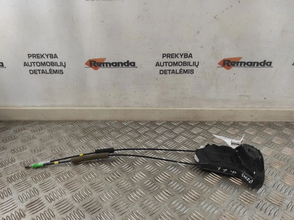 Aizmugurējo durvju slēdzene Q5114110