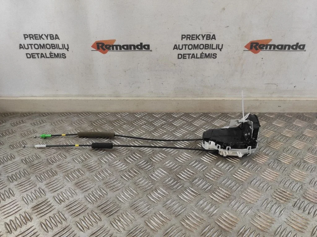 Aizmugurējo durvju slēdzene Q5114120