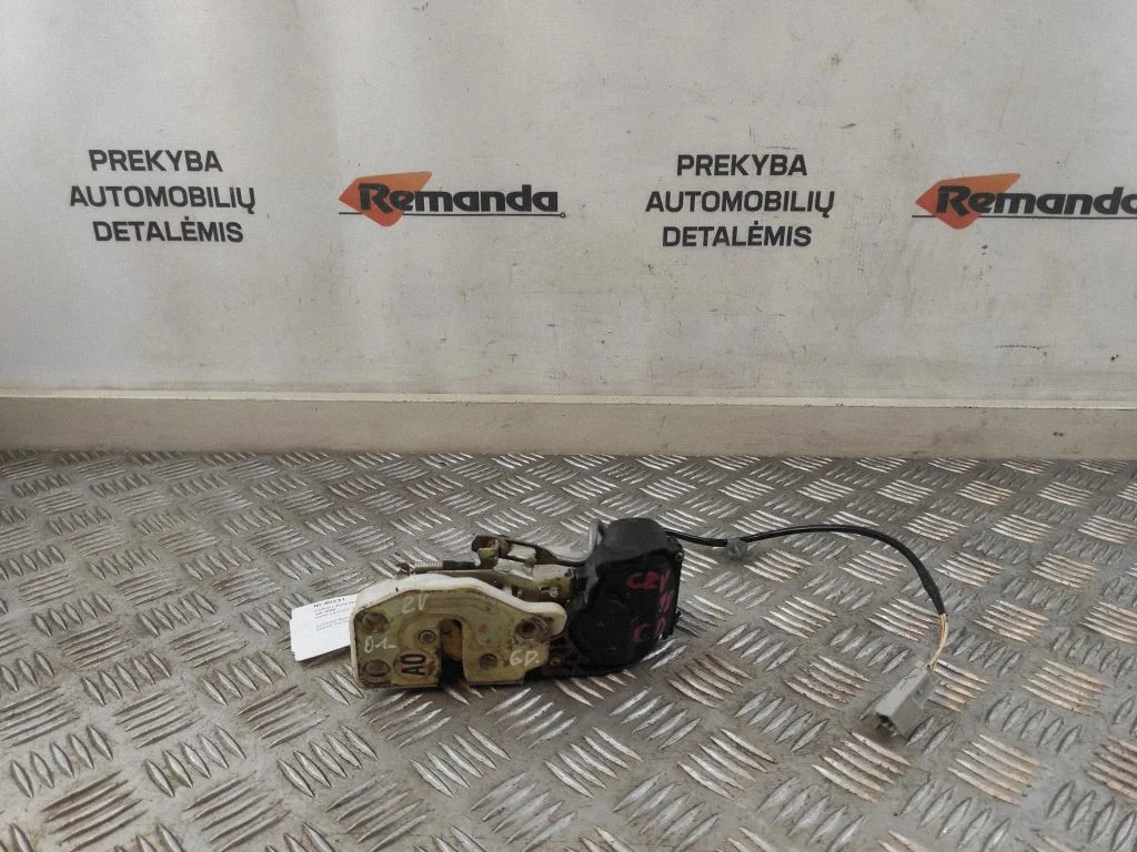 Aizmugurējo durvju slēdzene – aizmugurējā labā