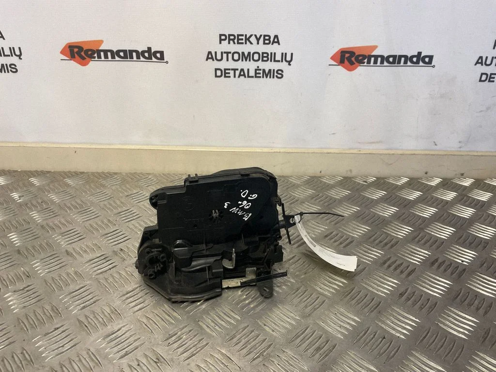 Aizmugurējo durvju slēdzene