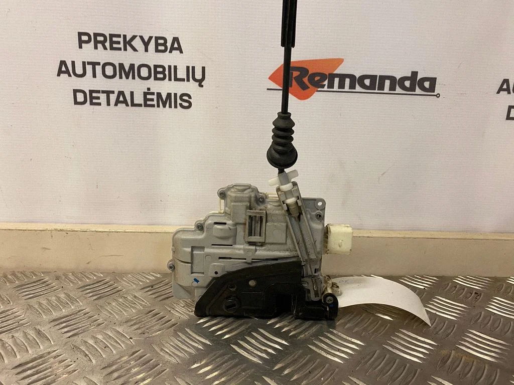 Galinių durų spyna