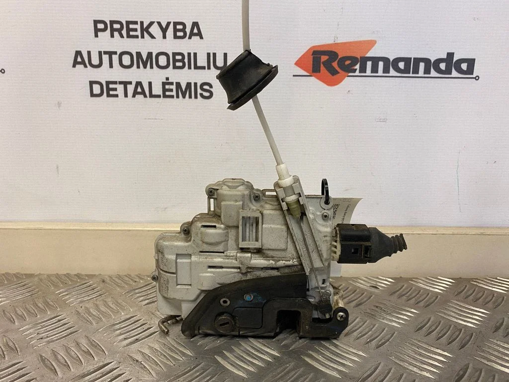 Rear door lock 8E0839015