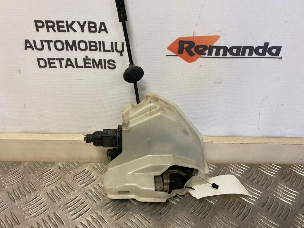 Aizmugurējo durvju slēdzene 1K4839085