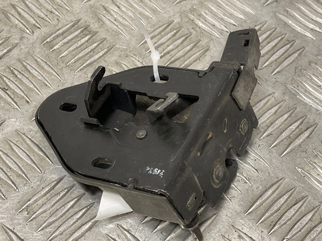 Rear door lock – rear right