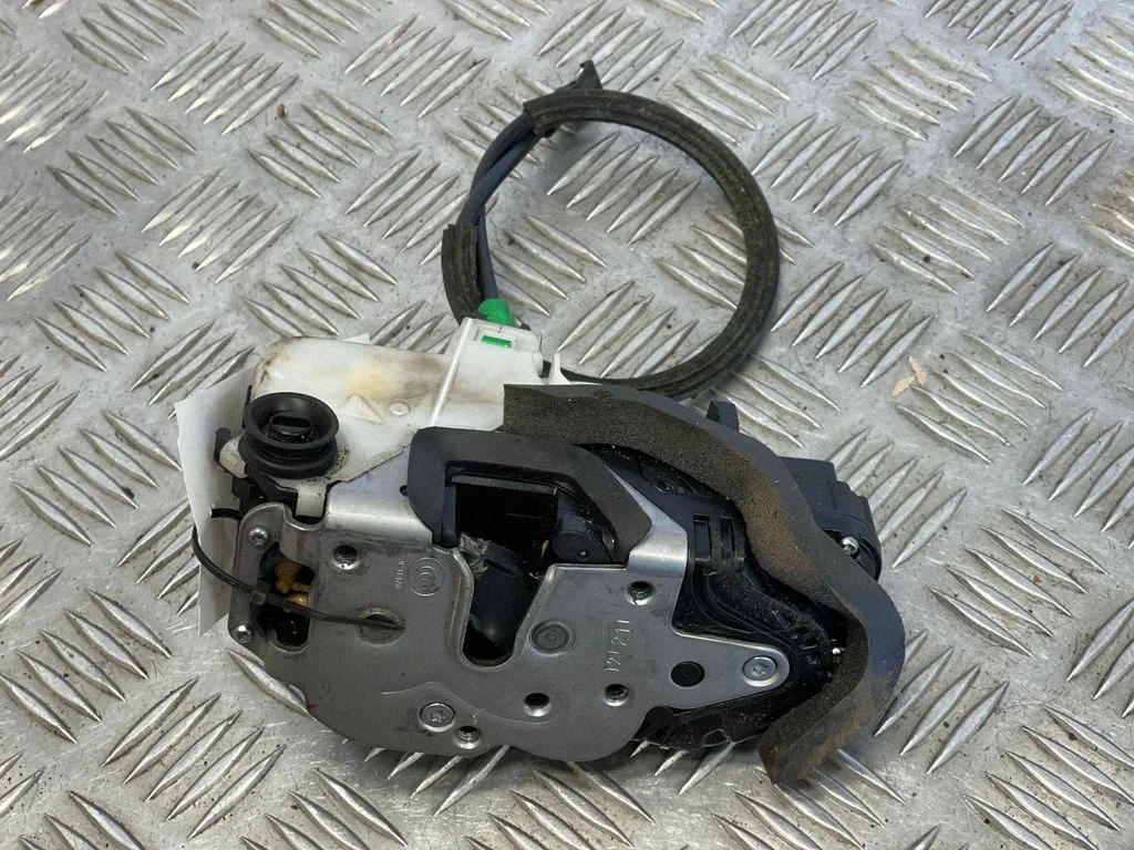 Rear door lock 13579556