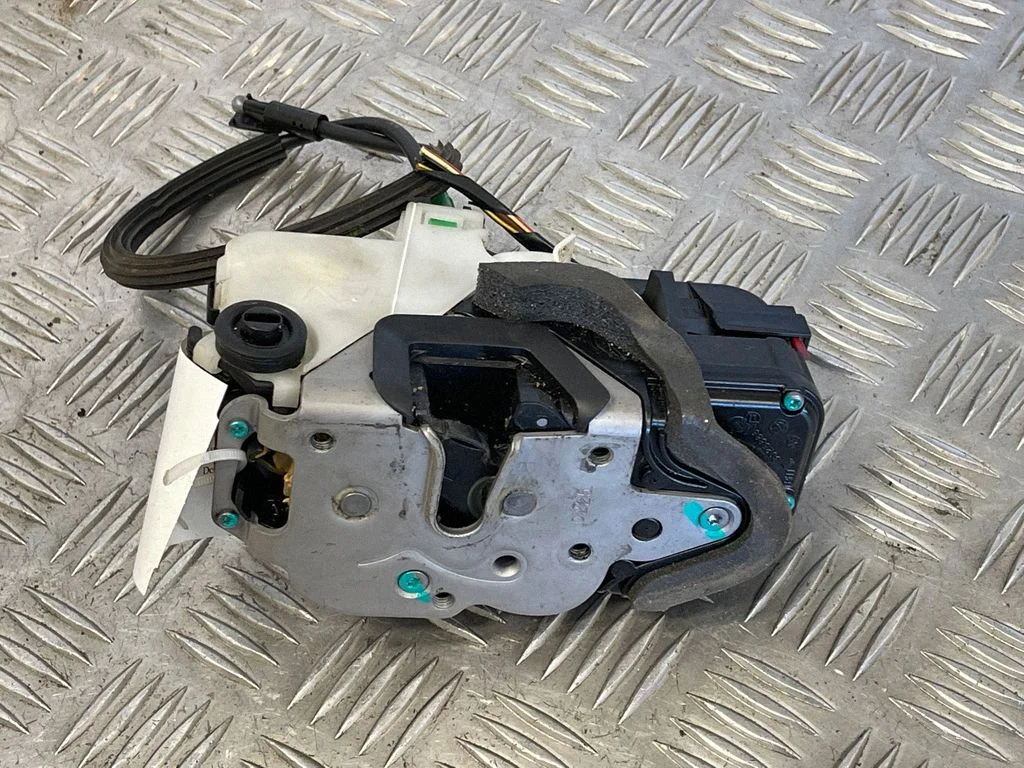 Rear door lock 13503808