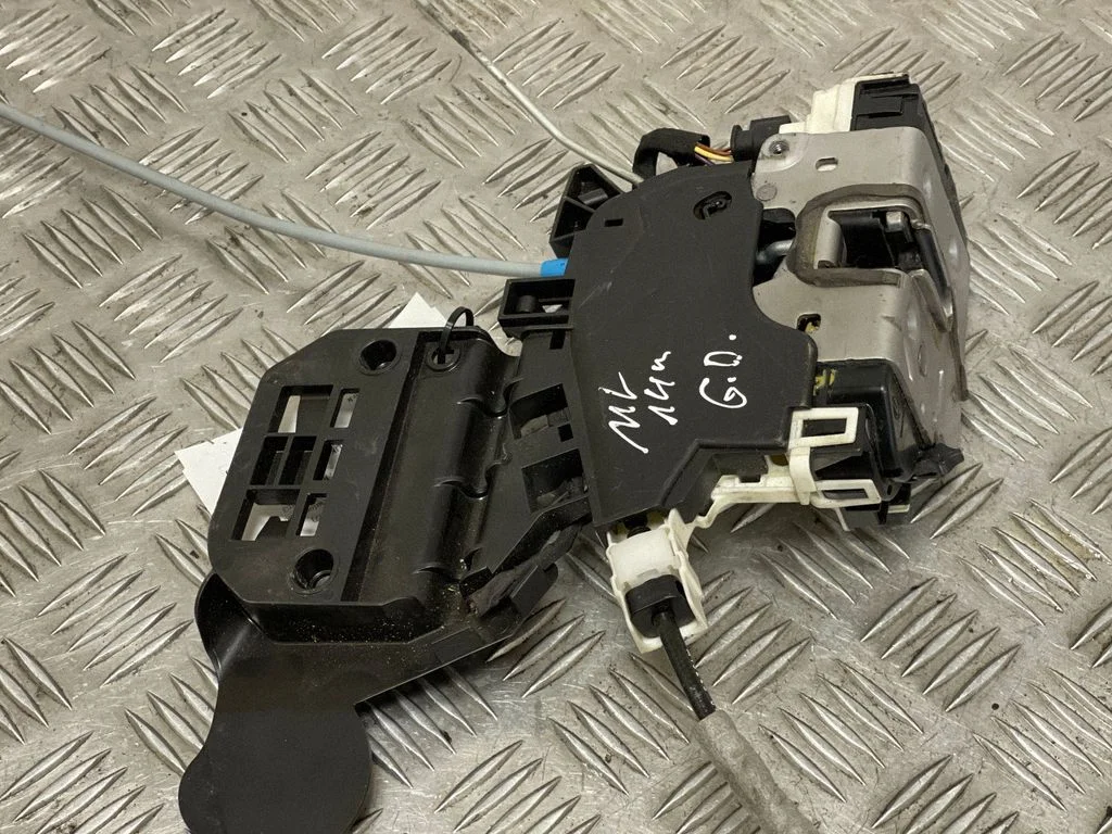 Rear door lock A1667230414
