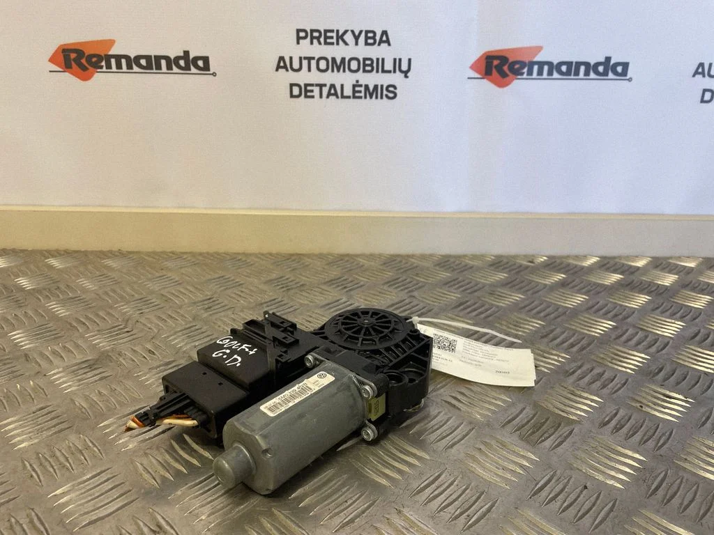 Aizmugurējā loga pacēlāja motoriņš 5M0839402B